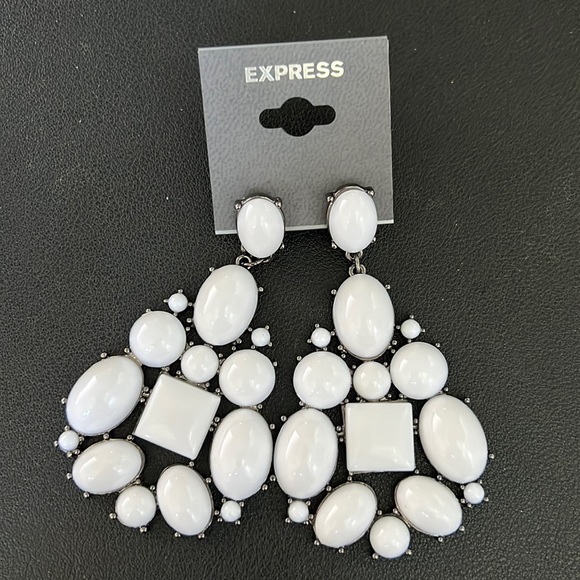 Express Jewelry - 🌟GREAT HOLIDAY GIFT🌟NWT EXPRESS WHITE CHANDELIER STYLE EARRINGS•PIERCED EARS